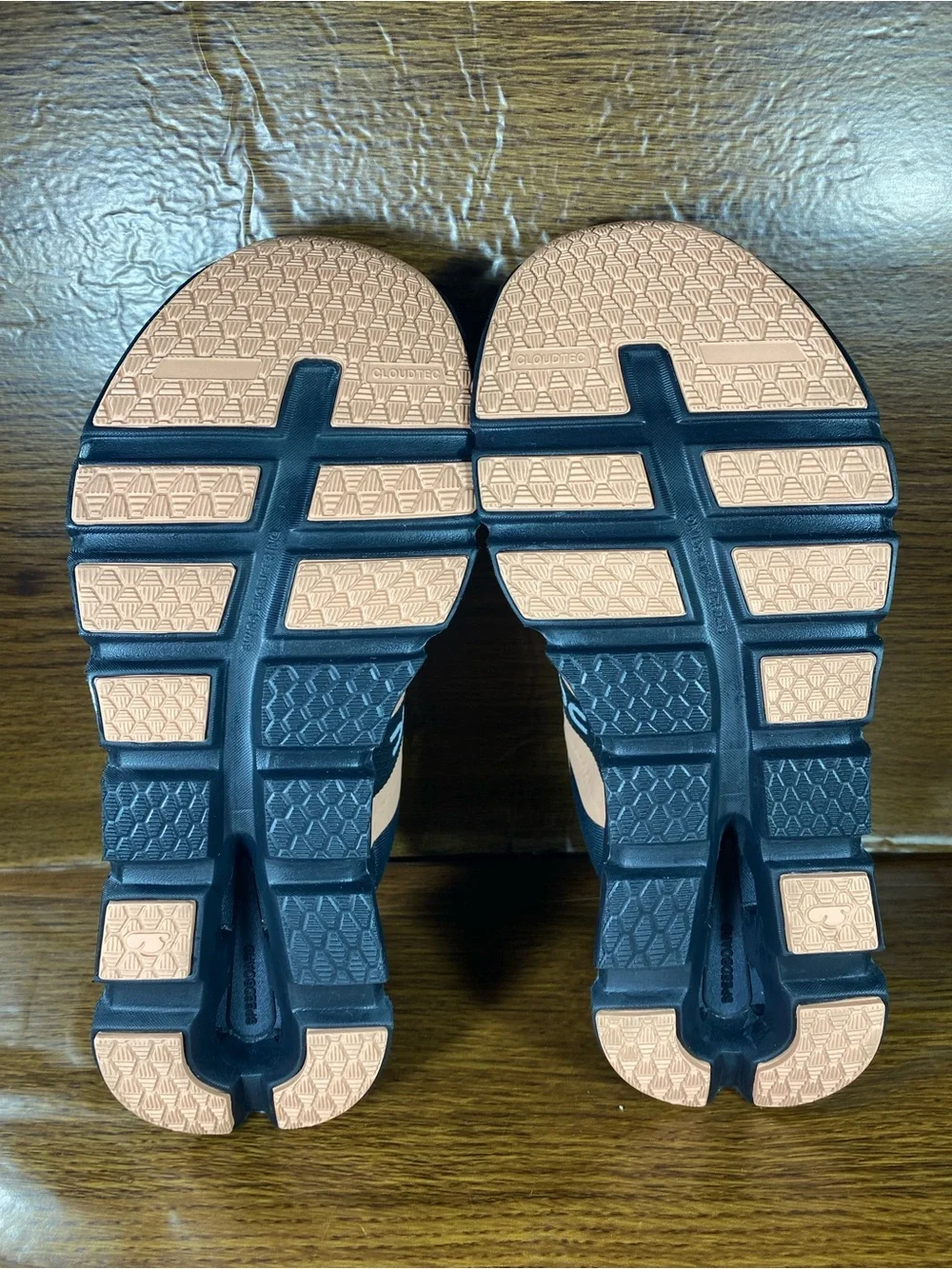 On Cloud Runner waterproof women’s shoe size 7